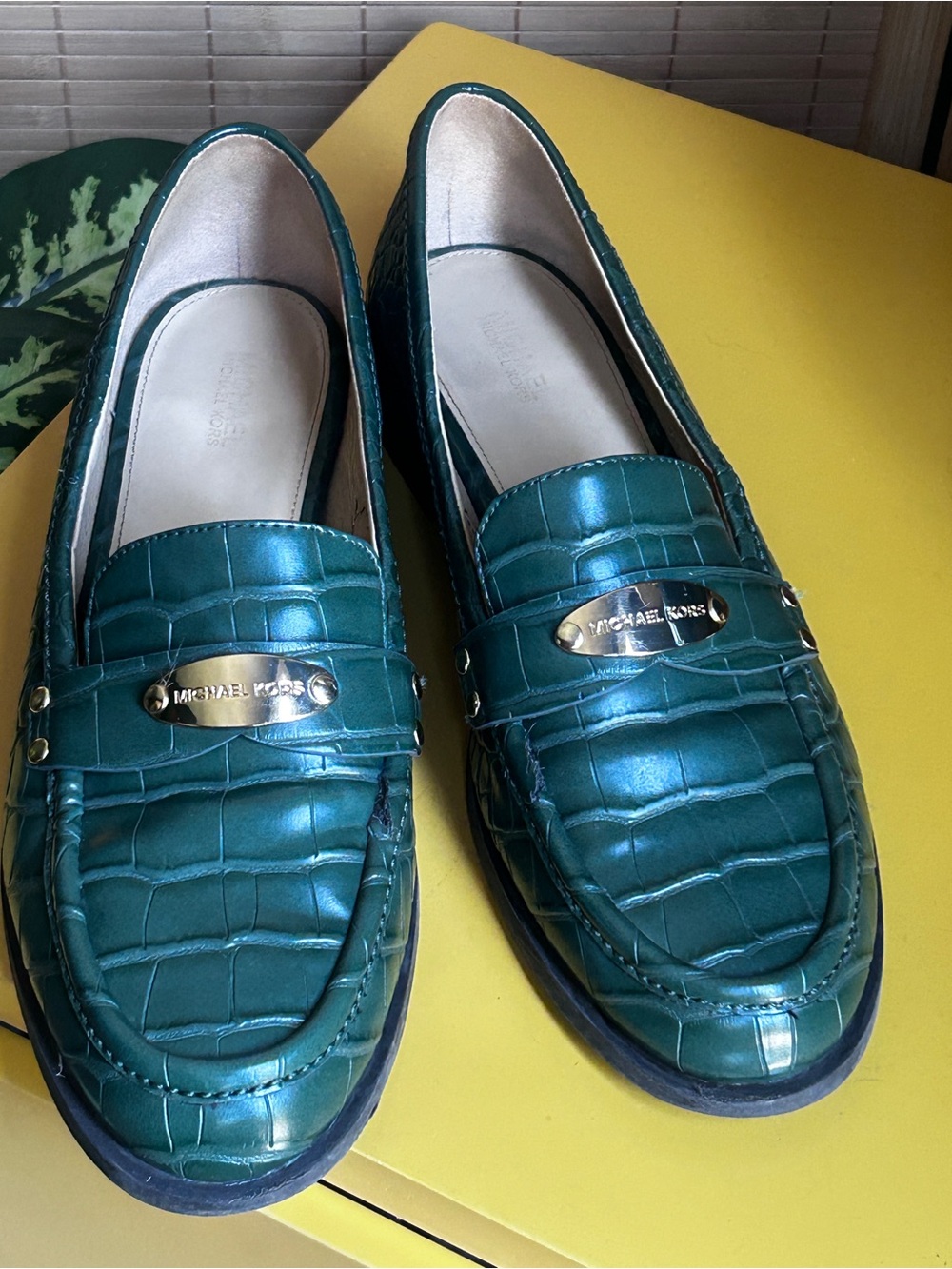 Michael Kors women’s 9 Green Croc-Embossed Leather Loafers - Picture 1 of 10